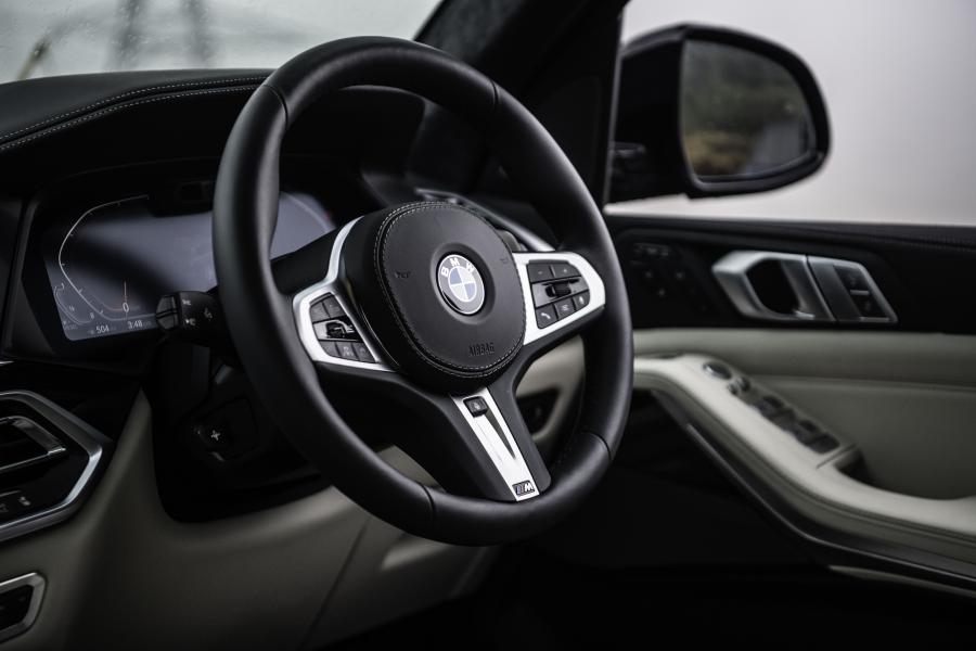 Детали интерьера BMW X7 xDrive30d M Sport (G07) 2019 года  (UK) (фото 36 из 40)